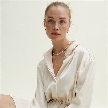 Kugel-Halskette von Pernille Corydon am Modell